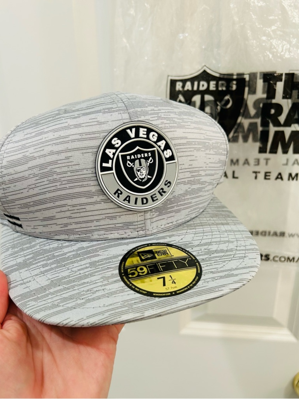 NWT Las Vegas Raiders New Era 59FIFTY Fitted Hat 7 1/4 Grey 2020 Sideline - Picture 2 of 9